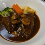 キッチン ブルー グローブ - 牛すね肉とマッシュルームのシチューのアップ