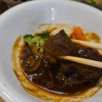 キッチン ブルー グローブ - 隠れていた小ぶりなすね肉