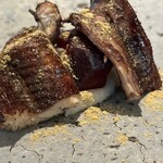 MANO - ・アカマツの葉を乾燥させたパウダー
      ・ブルーベリーとビーツのタレで作った煮穴子を、薪火で焼き上げて
      ・薪火でソテーしたビーツ
      ・蓮根を練ったもの