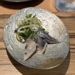 MANO - ・ソムタム
      （青パパイヤ、カラスノエンドウ、スイバ、ドクダミを自家製の魚醤で和えて、酢橘のスライスを入れて）
      ・秋刀魚の酢漬け