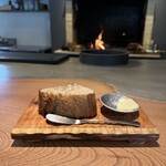 MANO - ・イタリアから持ってこられた酵母で作った自家製パン
      ・薪火の香りをつけた自家製の無塩バター
      