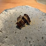 MANO - ・アカマツの葉を乾燥させたパウダー
      ・ブルーベリーとビーツのタレで作った煮穴子を、薪火で焼き上げて
      ・薪火でソテーしたビーツ
      ・蓮根を練ったもの