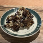 MANO - ・黒ニンニク・煮詰めた茸・自家製の塩漬け胡椒のペースト
      ・焙煎大麦のチップ