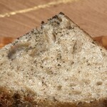 MANO - ・イタリアから持ってこられた酵母で作った自家製パン
      ・薪火の香りをつけた自家製の無塩バター
      