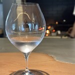 MANO - ドリンク
      ・モミの葉をカウンターで蒸留してつくったアロマウォーターにごくわずかな糖分を加えて
      ・提供時に梅酢を霧吹きかけて
      