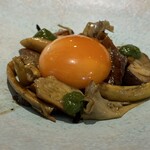 MANO - ・10種の天然キノコのソテー（一度蒸してから薪火でソテー）
      ・漬け卵黄（天然茸を乾燥して戻したときの液体に、麹の上澄と塩を加えたもので漬け込んで）
      ・イタリアンパセリのピュレ