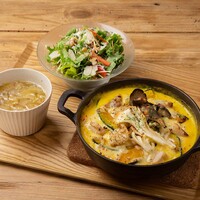チーズたっぷり！ 3種のキノコとグリルチキンの パンプキンクリームドリアプレート（秋～冬限定）
