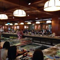 稚加榮 本店 - 壮観なカウンター
