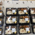 ワタナベ食品 直売店 - お弁当コーナー
      おつまみセット298円、海鮮フライ弁当（海老、イカ）410円、牛タン弁当498円、唐揚げ弁当410円、ミックスフライ弁当410円
      2024/10/11
      カツ丼 449円