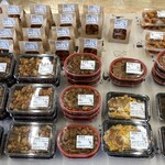 ワタナベ食品 直売店 - お弁当コーナー
      からあげ 162円/g、まかない焼鳥丼449円、まかない丼小398円、そぼろ丼398円、牛スジ丼449円
      2024/10/11
      カツ丼 449円