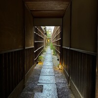 京都三条 箔 - 京町家の風情が感じられる店までの細道