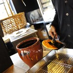 松華堂菓子店 - 焼いた後、醤油浸け、松島の海苔を巻き完成