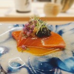 赤坂おぎ乃 - 本まぐろ(厚岸)の備長炭炙り/海苔の佃煮/黄身醤油