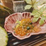 赤坂おぎ乃 - いくらと菊の和え物