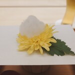 赤坂おぎ乃 - 菊の着綿:香りを纏わせた綿、紙の下は穴子の菊のお浸し