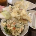 炭火焼鳥どげん - ポテサラをキャベツにオン、かつ、ちょっぴりマヨディップ