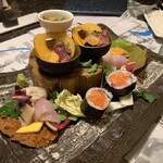海の別邸ふる川 - 鹿肉のタタキ、ホタテ、マス、ソイ刺身、秋鮭の巻き寿司