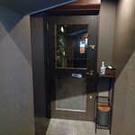 バー・バーンズ - 階段を降りると入り口が•••