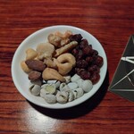バー・バーンズ - ナッツの盛り合わせ