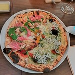 神田小川町 幻のイタリアン カンティーニ - ピザハーフ＆ハーフ（名物カンティーニピザ、しらすたっぷり）