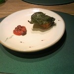懐石カフェ 蛙吉 - 桜餅に化けたエビペーストのカナッペ、梅肉･小豆のソース