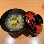 266870031 - 香茸と秋鮭の真丈のお椀、香茸の戻し汁の出汁