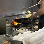 王餃子 - 焼き飯オーダー多過ぎて　中華鍋振りっぱなし