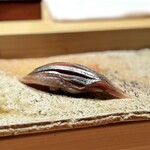 匠 進吾 - ■秋刀魚
      秋刀魚、嬉しい！そして美味しい！
      世の中的には旬の秋刀魚も、お鮨でいただく北海道の美味しいモノは、そろそろ終わりだそう。
      これをいただいた時点で、お代わり決定！(^^)