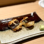 匠 進吾 - ■穴子の味噌漬け
      こちらも、大好きなおつまみの一つ。
      鮨ネタ用の個体よりも、ずっと大きく肉厚なものを焼いてくれます。穴子の美味しさが、より感じられる一品。