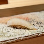 匠 進吾 - ■墨烏賊
      やっと握りが来ました！オープニングに墨烏賊は珍しい。
      サクッとした歯ざわりと甘み。
      どんどん握ってください(^^)