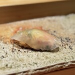 匠 進吾 - ■皮剥
      出てきましたか、皮剥(^^)
      身自体の味の乗りはもうひとつかと思いますが、間に挟んだ肝は、十分に楽しめる美味しさ。