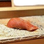 匠 進吾 - ■マカジキ
      こちらは、初めての鮨ネタですね。
      熟成して旨味は出ていても、爽やかです。