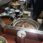 みたかや酒場 - 煮込みの様子