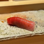 匠 進吾 - ■中トロ
      こちらは大間。脂と爽やかさとのバランスがいいトロですね。近海が厳しい状況が続いた昨今、これは久々に美味しい鮪をいただきました！