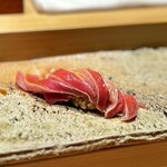 匠 進吾 - ■大トロ
      進吾さんでは、大トロはいつも蛇腹。見質のキメが細かいので、見た目に反してクドくないのです。