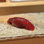 匠 進吾 - ■赤身の漬け
      こちらは塩釜。