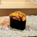 匠 進吾 - ■利尻産紫雲丹
      離れていても香る海苔が素晴らしい！
      たっぷり乗せた雲丹は、たしかに香りが少し弱いものの、十分に満足。