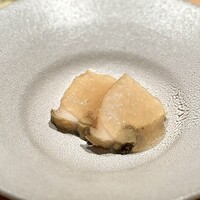 匠 進吾 - ■鮑
                      鮑の出汁をジュレにして纏わせます。より、味わいがその身に絡んで、こちらも美味。