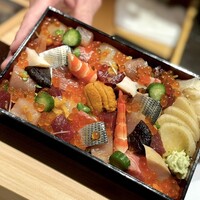 匠 進吾 - こちらは、妻への土産のバラちらし。
                    最高でしょ(^^)
                    めっちゃ美味しそう♪