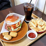 マグズカフェ - ベーコンエッグダブルチーズ、フライドポテト、アイスコーヒー