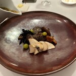 ラ・トゥーエル - 7皿目
      キノコのコンソメスープ仕立て