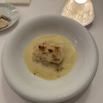 ラ・トゥーエル - 6皿目
      チュルボ（ヒラメ）ムール貝、おおまさり、ズッキーニ、魚介の出汁とサフランのソース。
      