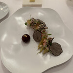 ラ・トゥーエル - 4皿目
      伊勢海老、黄桃、トリュフのビネグレッドでマリネした日向鶏、カシスのジュレでコーティングしたフォアグラ
      のテリーヌ、アーモンドで和えたフランスのインゲン豆、秋トリュフ。