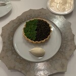 ラ・トゥーエル - 5皿目
      戻りカツオ、キャビア、セルバチコのタルト仕立て、燻製したサワークリーム。