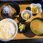 創作料理 一 - 料理写真:令和6年10月 ランチタイム(11:30〜14:00)
豚角煮定食 税込900円
メイン料理の豚角煮、小鉢2種、ご飯、みそ汁、漬けもの