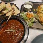 AHILYA INDIAN RESTAURANT - ラールマーンス(マトンの辛いカレー)そんなに激からではなかったです！濃厚。マトンも柔らかくて美味しい！チーズナン、ビリヤニ