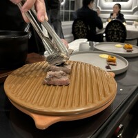 アッシュ - 神戸牛のステーキを炭で仕上げる