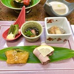湯元館 - 【前菜】
      ・もずく酢
      ・酢味噌かけこんにゃく
      ・ふきとカニカマきゅうりまきをからしマヨネーズで
      ・山芋のカモ肉燻製まき
      ・カボチャの甘煮