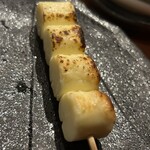 とり皮屋　勝軍 - 炙りチーズ…と、勝軍とり皮を2本で〆\( ˆoˆ )/