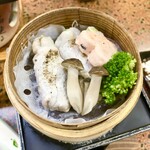 湯元館 - 【蒸し物】
      ・春菊の豚肉巻きとしめじ